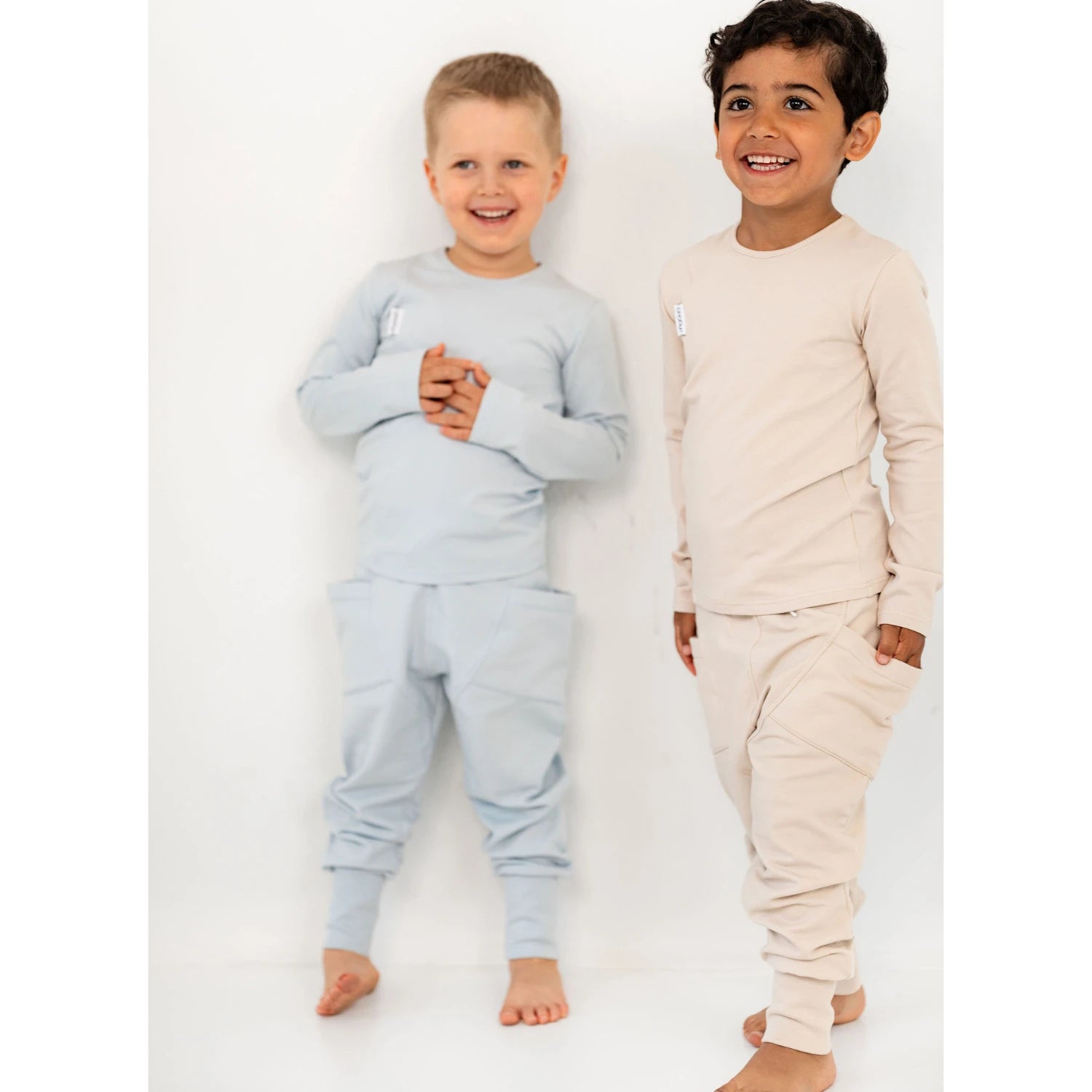 Lasten pitkähihainen paita ja baggy-housut – vaaleat sävyt