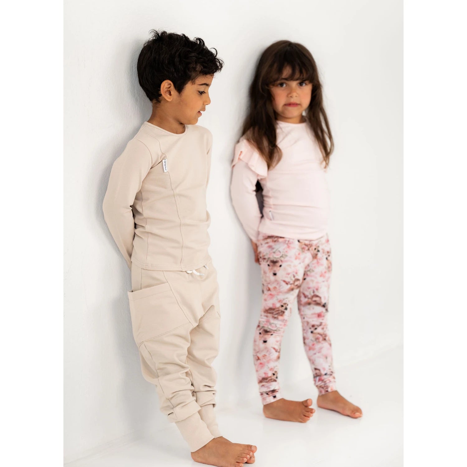 Lasten beige setti ja Gugguun printtikuosiset leggingsit arjessa