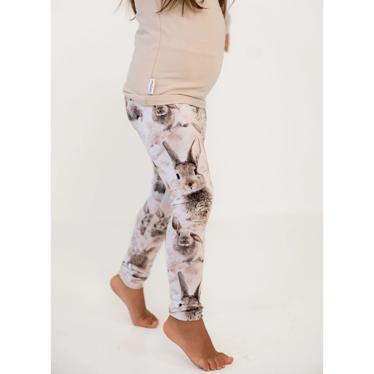 Tytöllä Gugguu printti leggingsit ja yksivärinen pitkähiha – läheltä kuvattuna pupu printti näkyy tarkasti