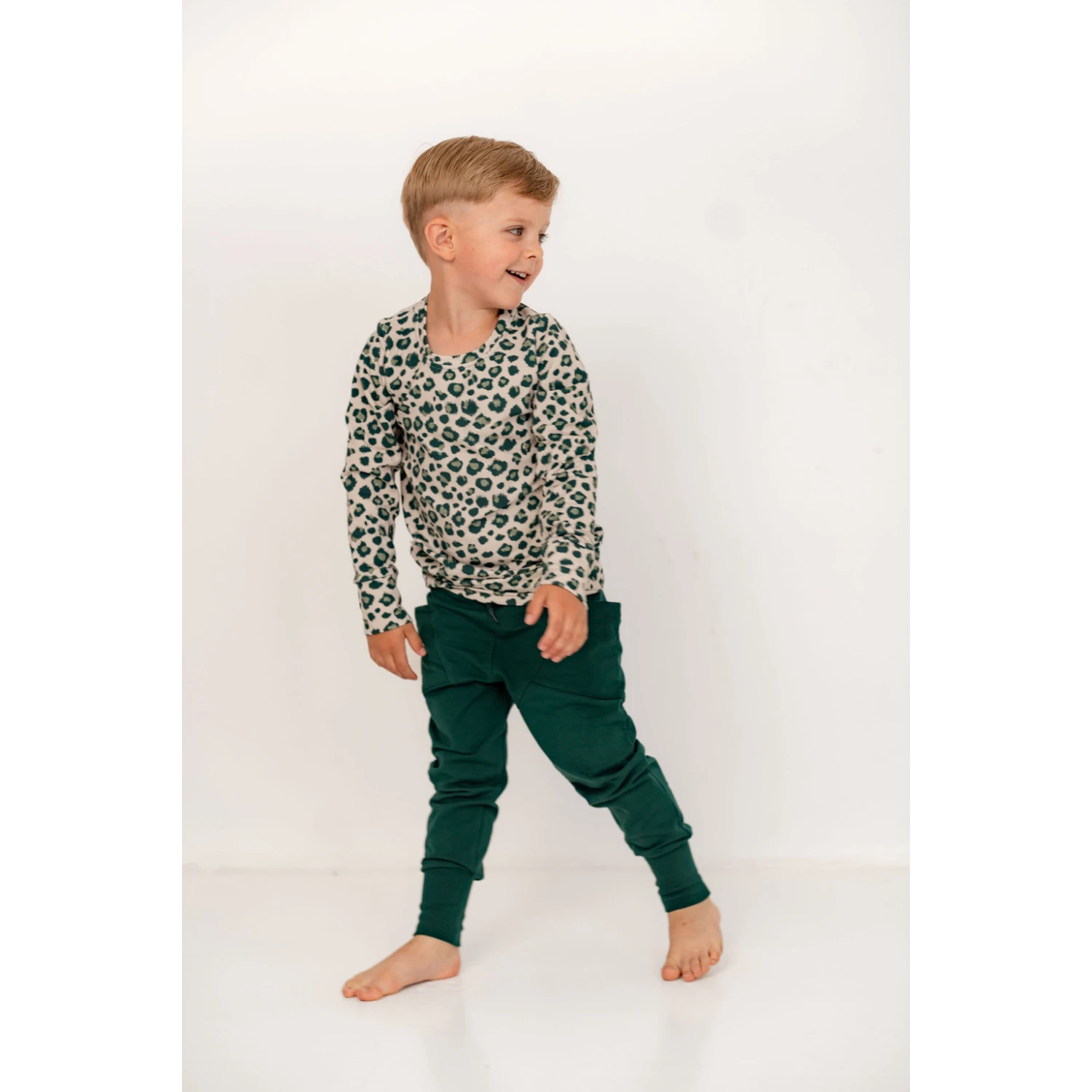 Gugguu Print sweatshirt lasten pitkähihainen collegepaita, greenleo printillä ja tumman vihreät collegehousut